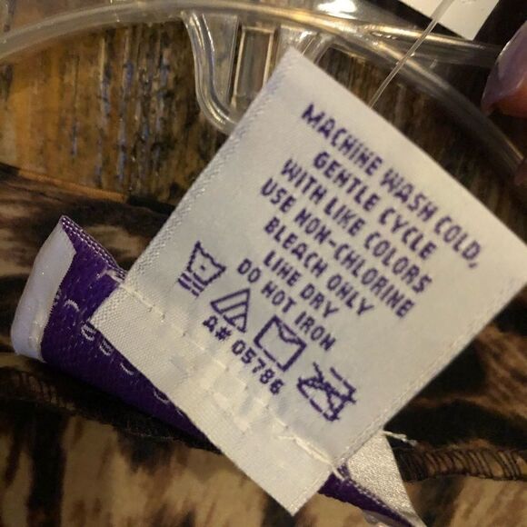 Susan Graver M NWT Leopard Sparkling Sequin Liquid Knit Mob Girl V Top - Picture 7 of 9